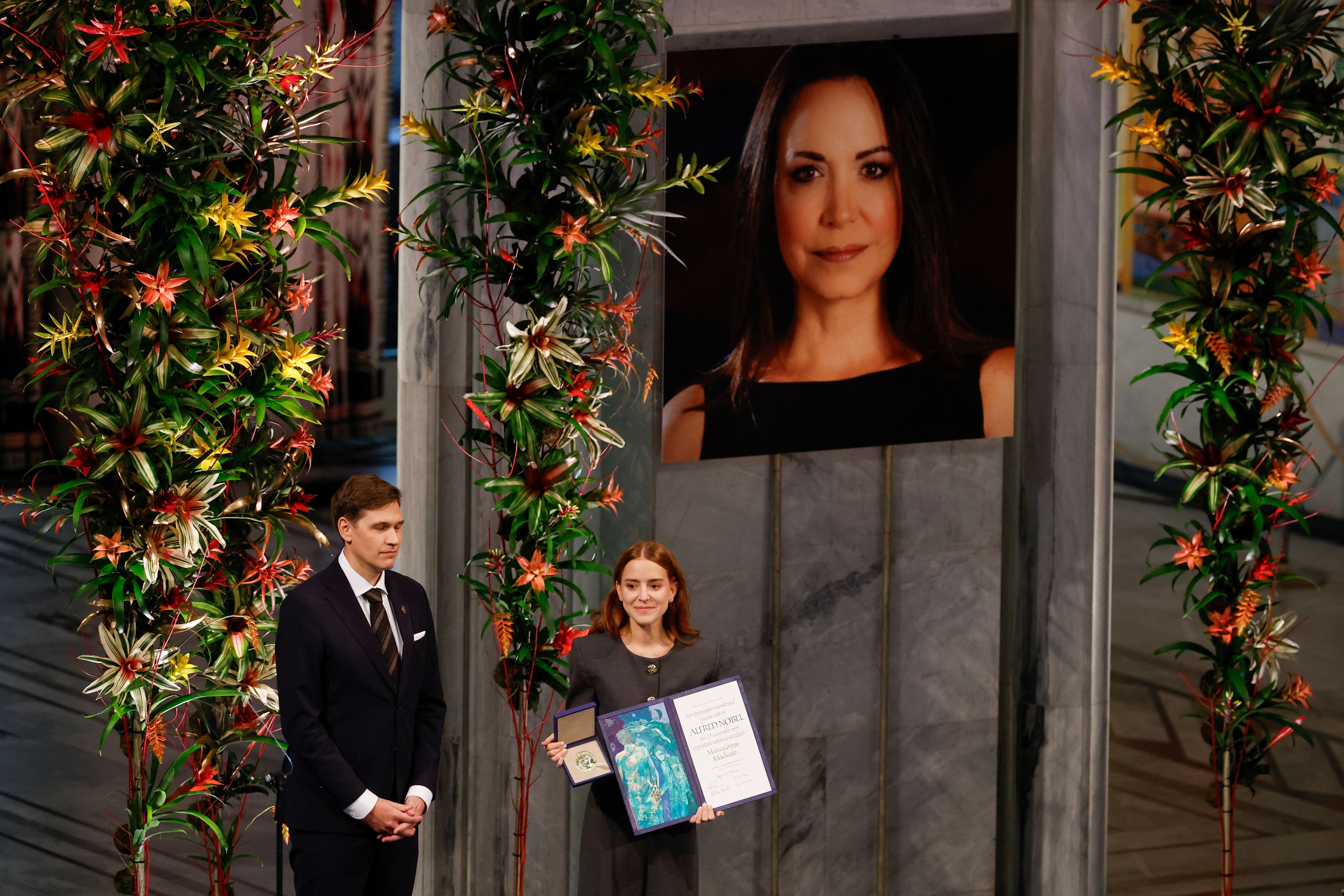 Hija de Maria Corina Machado recibe el Nobel de Paz en Oslo. Foto: Odd ANDERSEN / AFP)