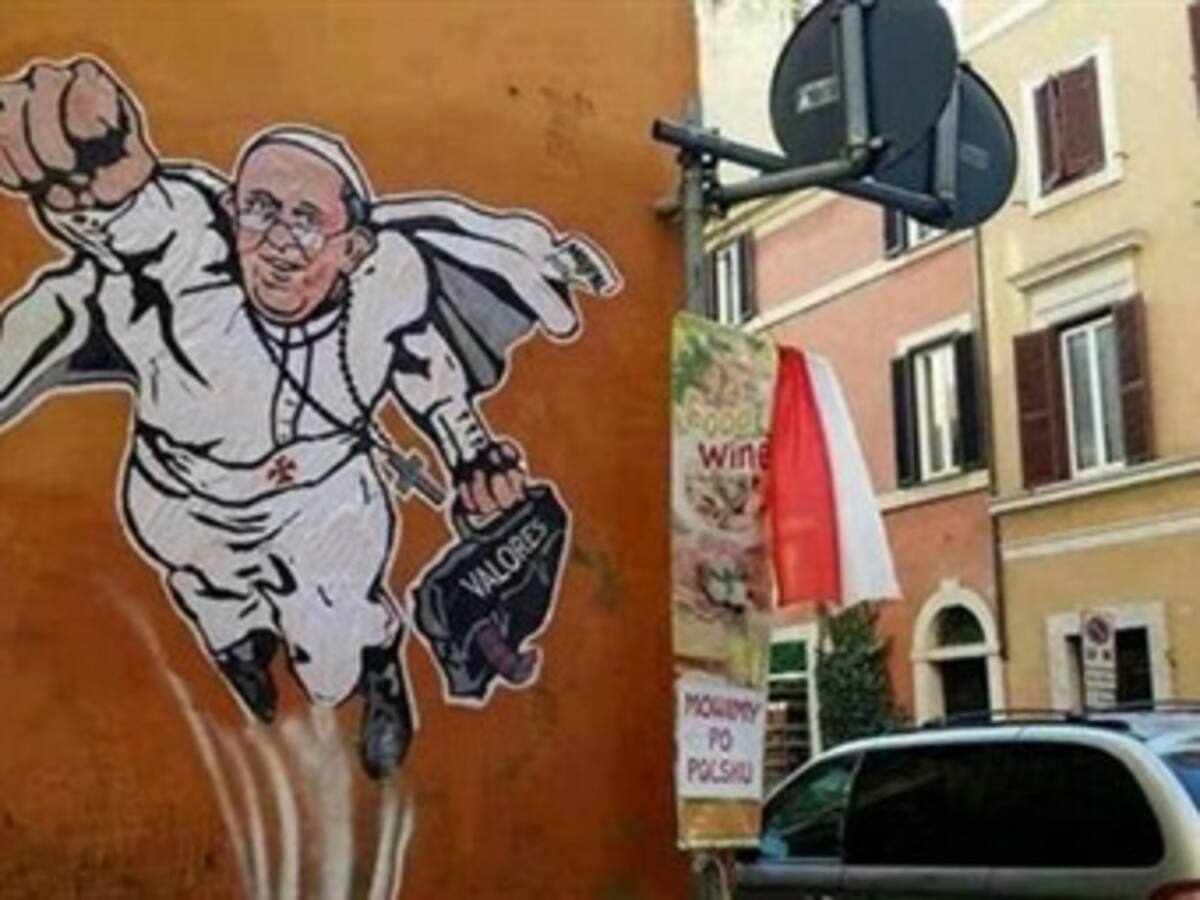 Borraron el grafiti del papa Francisco como Superman