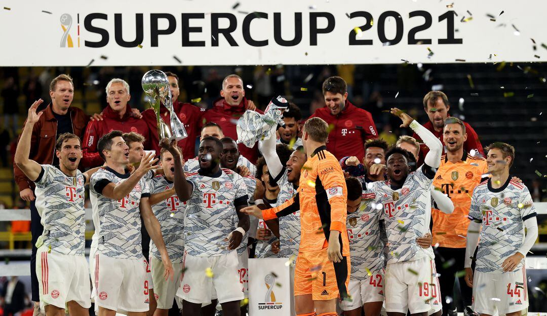 Los jugadores del Bayern Múnich festejan el título de la Supercopa.
