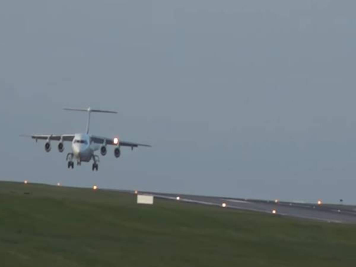 Avión no puede aterrizar por fuertes vientos en Irlanda