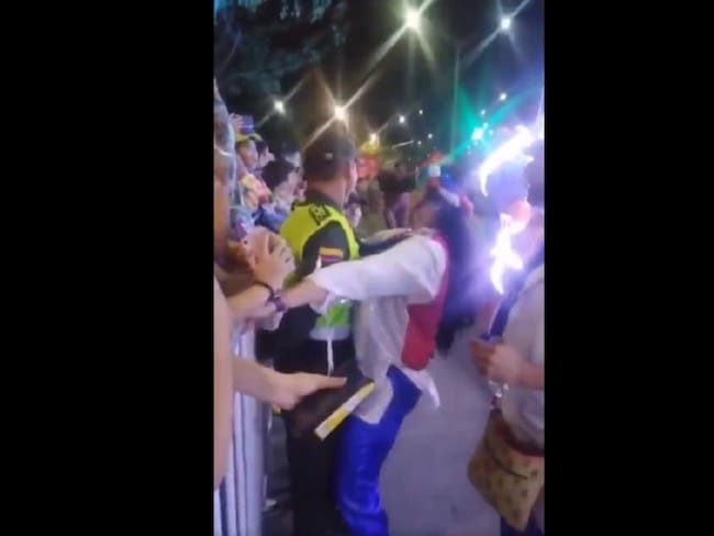 ¡No es fiesta! Mujer acosa a policía en Carnaval de Barranquilla