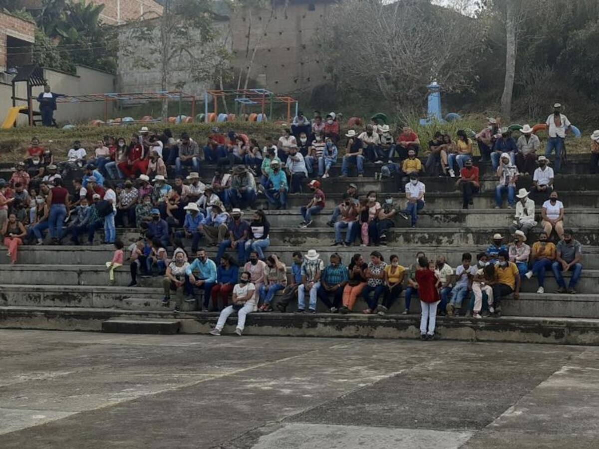 Los campesinos de Santa Lucía son el escudo de los grupos armados