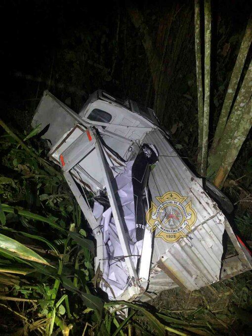 Una camioneta de logística rodó por una ladera entre los sectores La Francia y Morrogacho en Manizales. Foto: Cuerpo Oficial de Bomberos de Manizales.