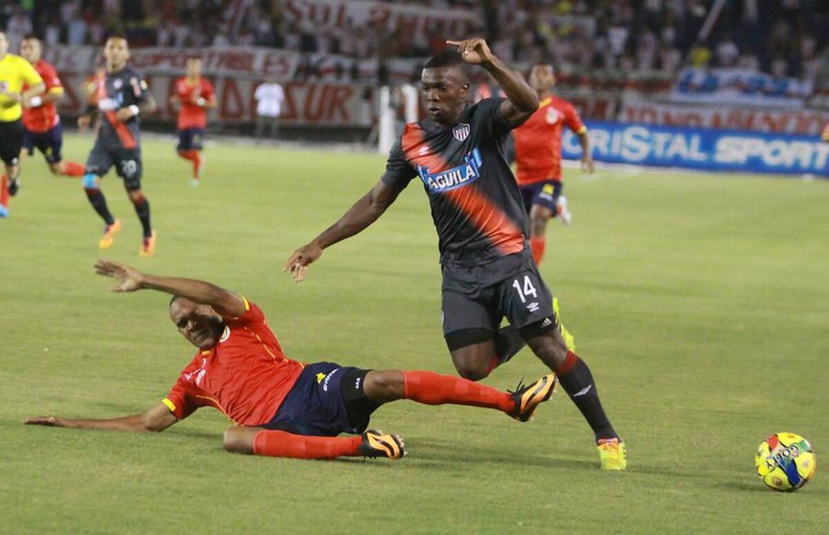 Edison Toloza y Vladimir Hernández revirtieron el marcador y dejaron saldo a favor de los tiburones 2-1. Uniautónoma se había ido adelante con gol de penal de Alan Navarro.