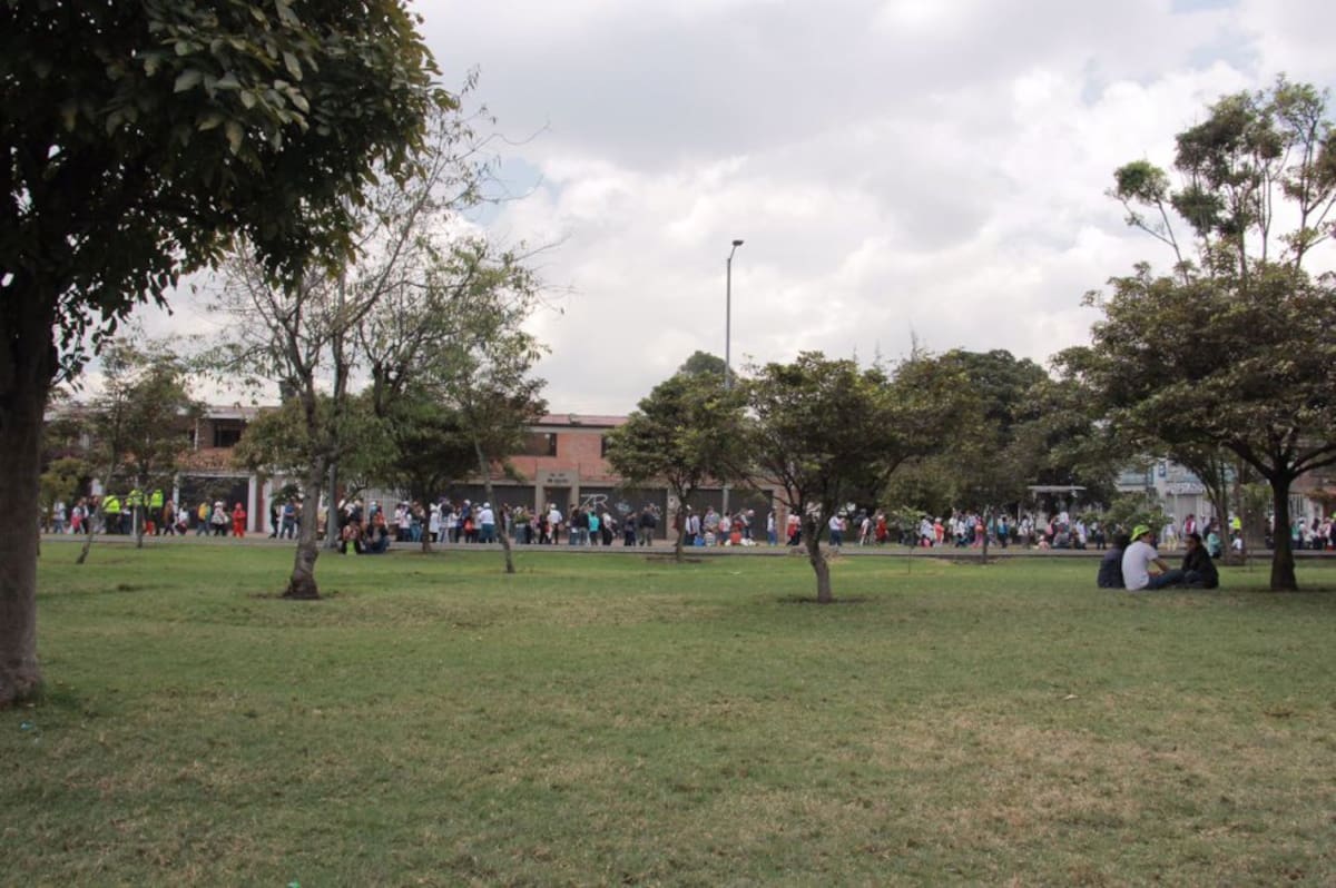Largas filas  en los alrededores del Parque Simón Bolívar
