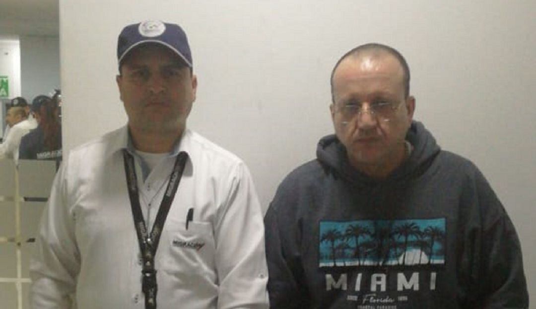 El exjefe paramilitar Carlos Mario Jiménez, alias "Macaco", cuando fue recibido por oficiales de Migración Colombia tras ser deportado de EE.UU.
