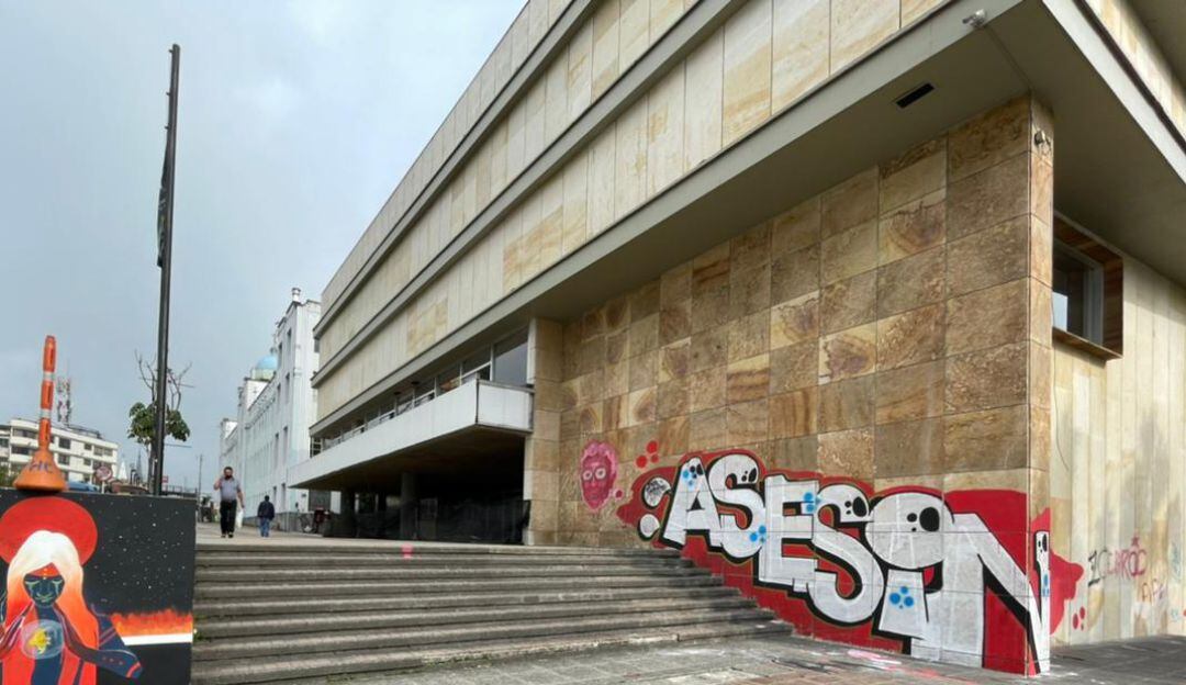 Grafitis en las paredes del Teatro Los Fundadores