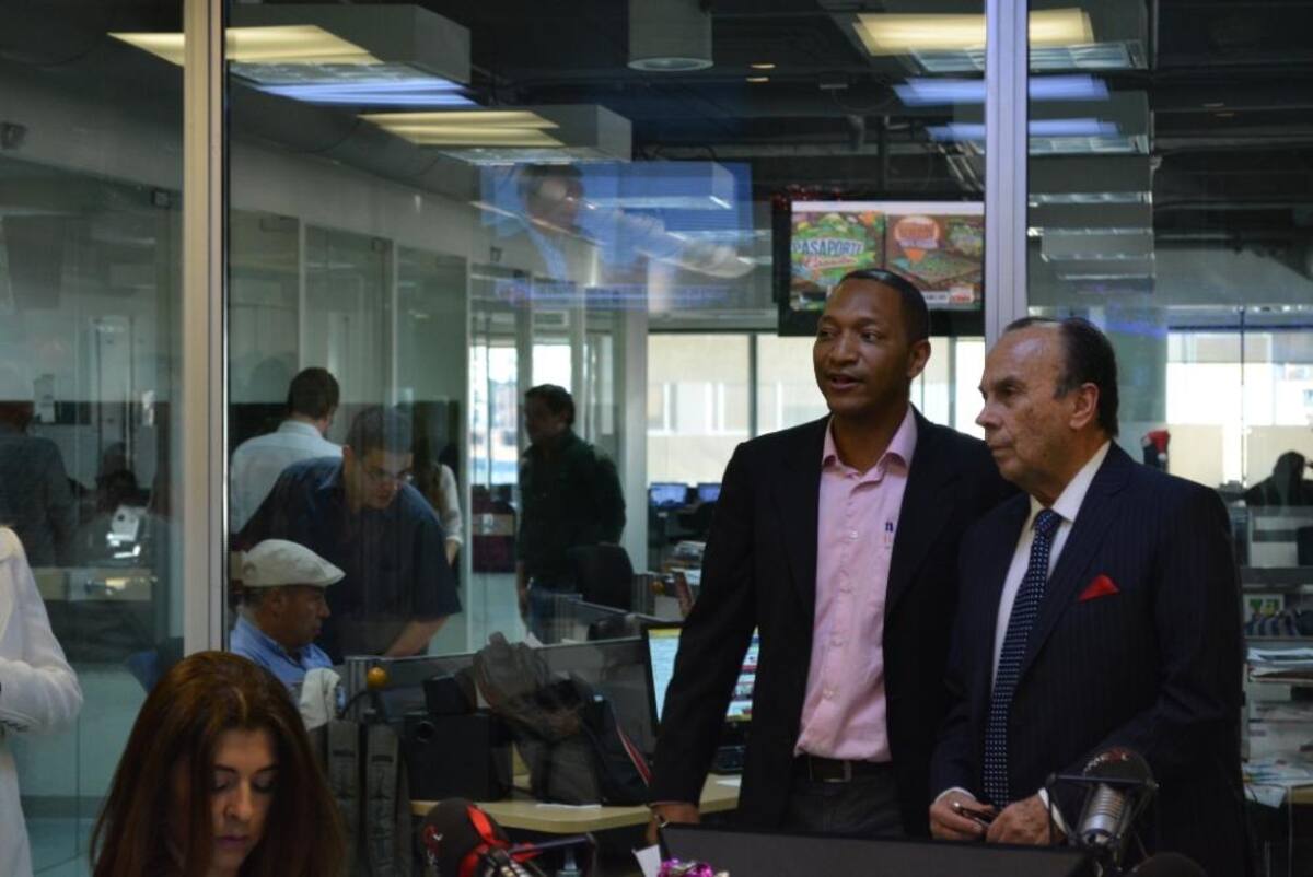 Tras dos décadas de estar inundando de humor a los colombianos, el admirado periodista se retira de La Luciérnaga, vea como desarrolla su último programa.