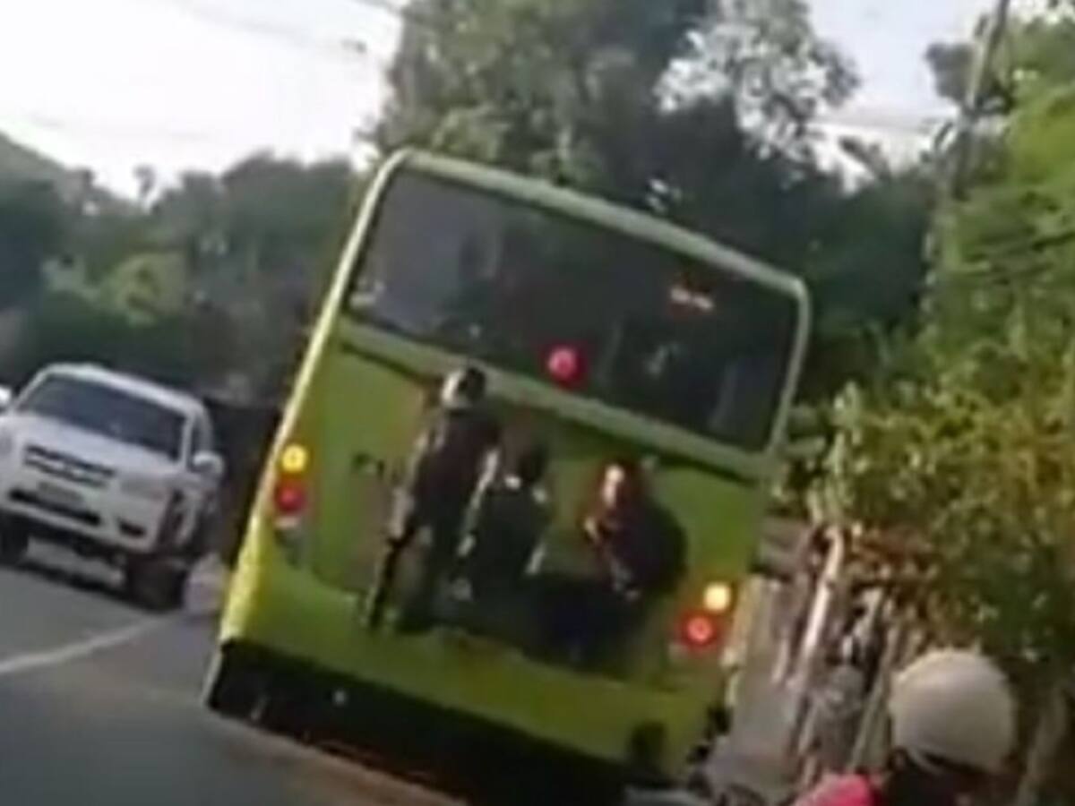 VIDEO: Imprudencias de jóvenes colgados a buses
