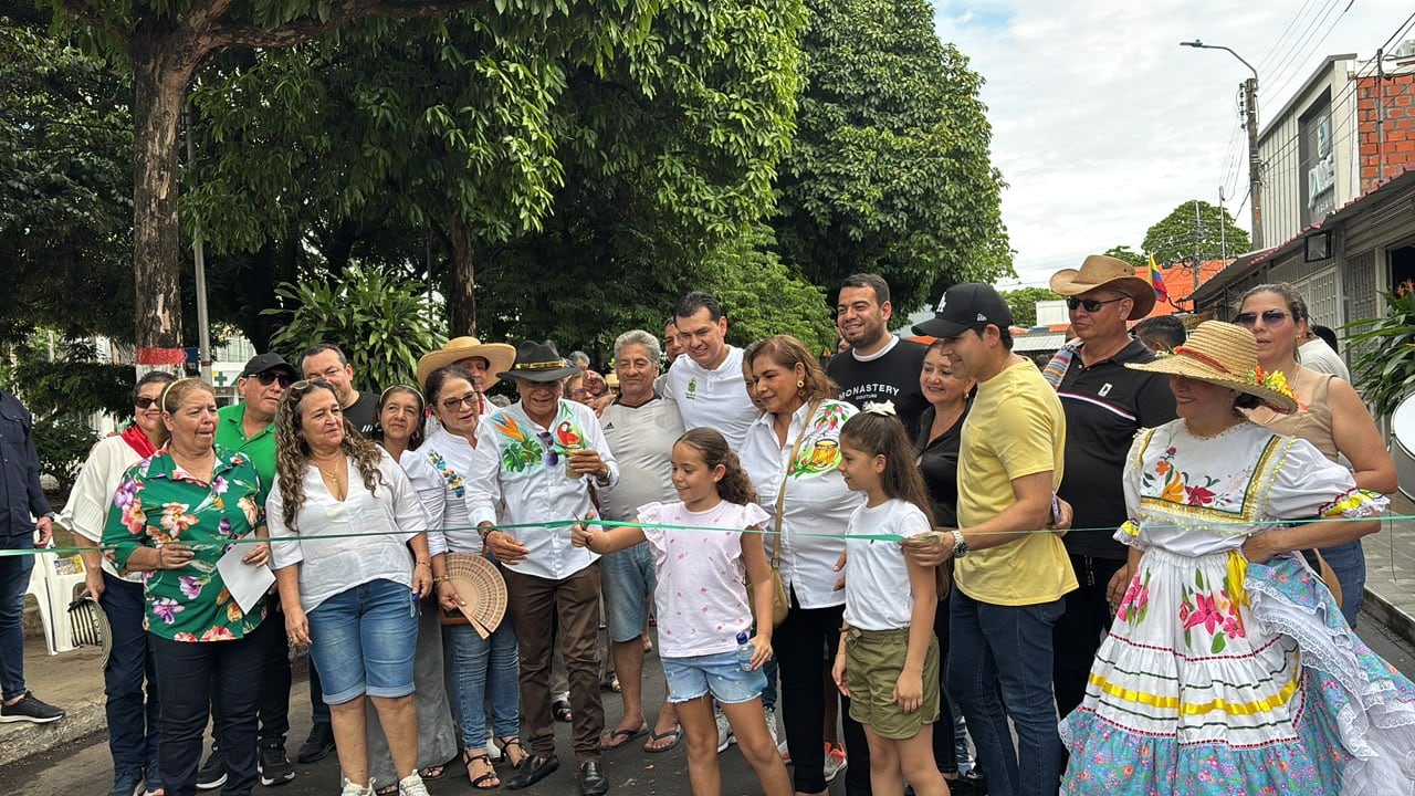 Entrega oficial de la calle pavimentada en la carrera Séptima B y la calle 27A, en el barrio Las Granjas. Foto Caracol Radio Neiva