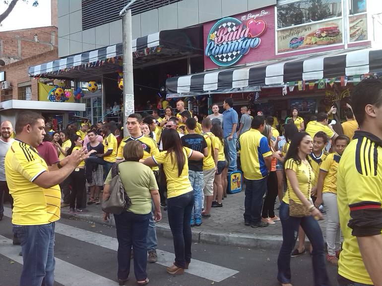 Hinchas de la Selección Colombia en la carrera 70 de Medellín.