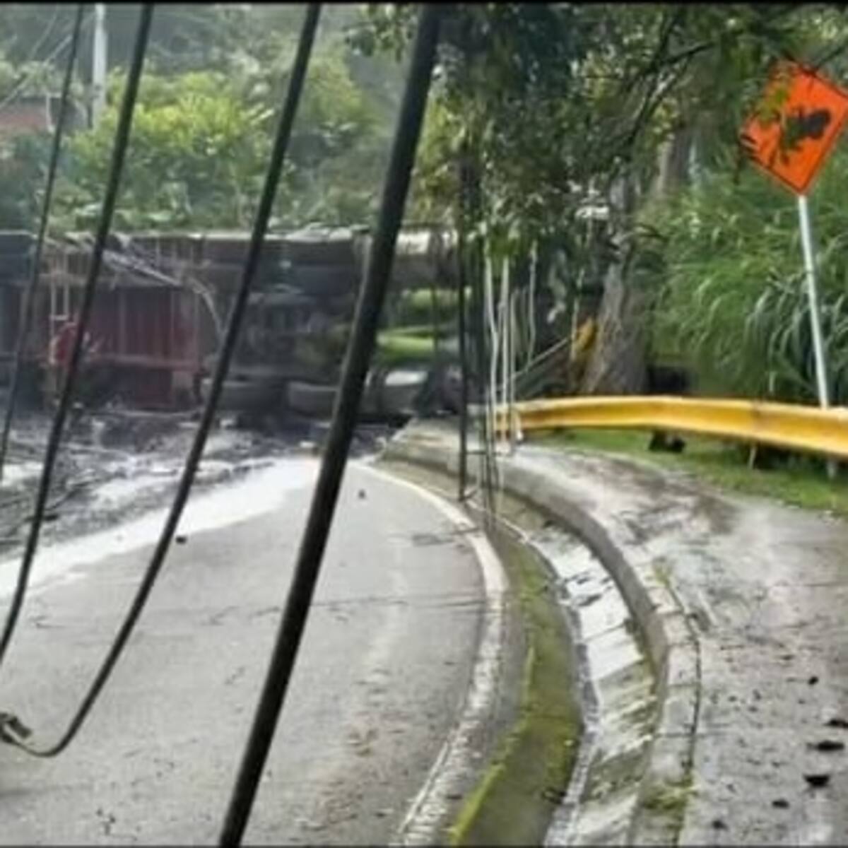 Accidente en la Loma de Los Balsos que involucró un camión y dos automóviles deja una persona muerta