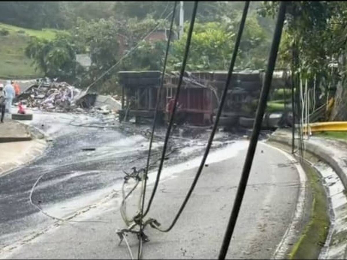 Derrame de detergente en La Aguacatala enciende alerta ambiental tras accidente en Los Balsos
