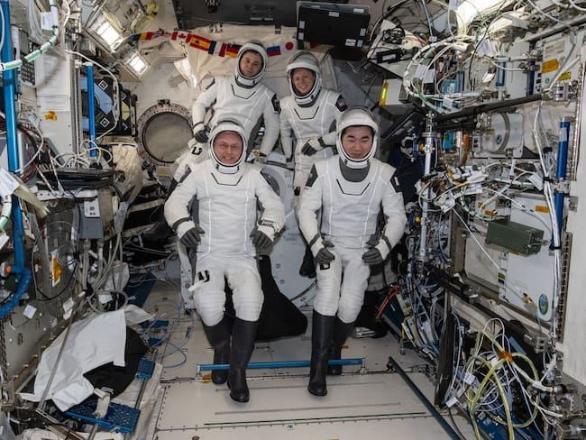 Cuatro astronautas de la EEI vuelven con éxito a la Tierra tras una evacuación médica