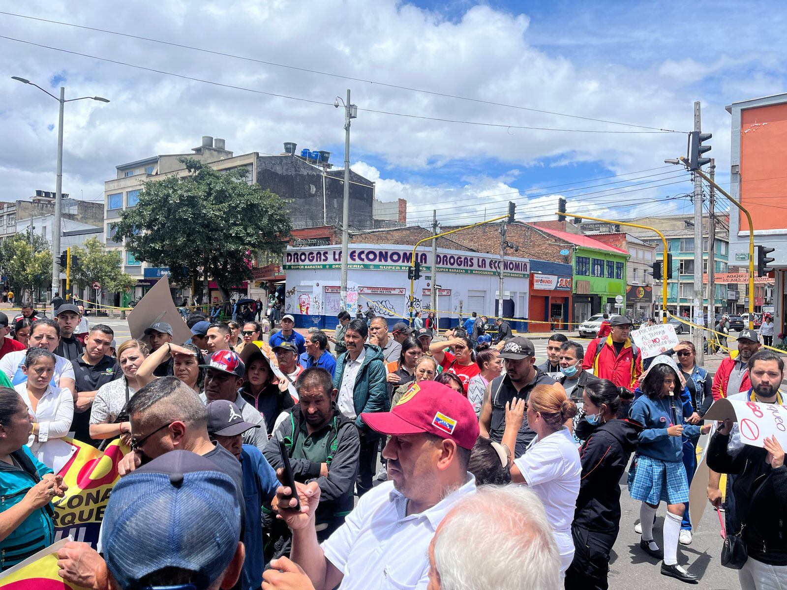 Comerciantes del 7 de Agosto protestan por la implementación de zonas de parqueo pago. Foto: Caracol Radio.