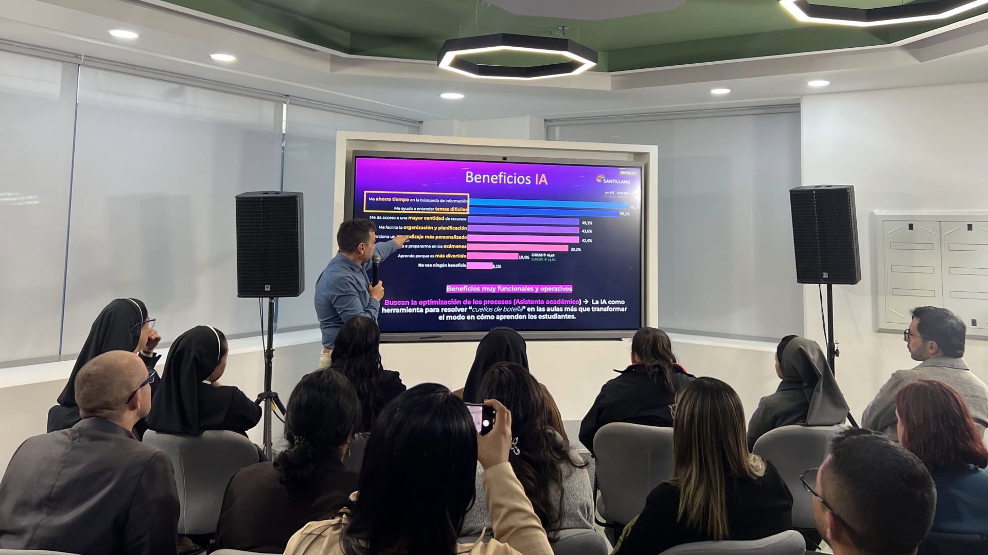 De acuerdo con la investigación, el 60% de los padres percibe como muy adecuada el uso de la IA en la educación de sus hijos. | Foto: Sara Medellin