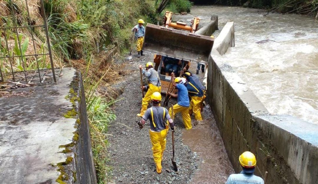 Trabajos para restablecer servicio de agua en Ibagué