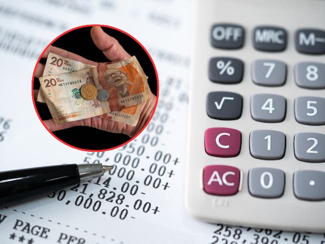 Calculadora con facturas debajo / Mano de un hombre con billetes colombianos (Getty Images)