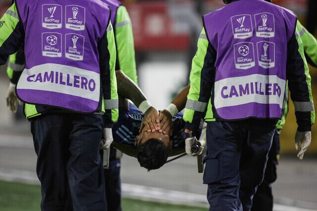 Rafael Pérez, se retira del campo de juego tras la fuerte lesión que sufrió en El Campín / Colprensa.