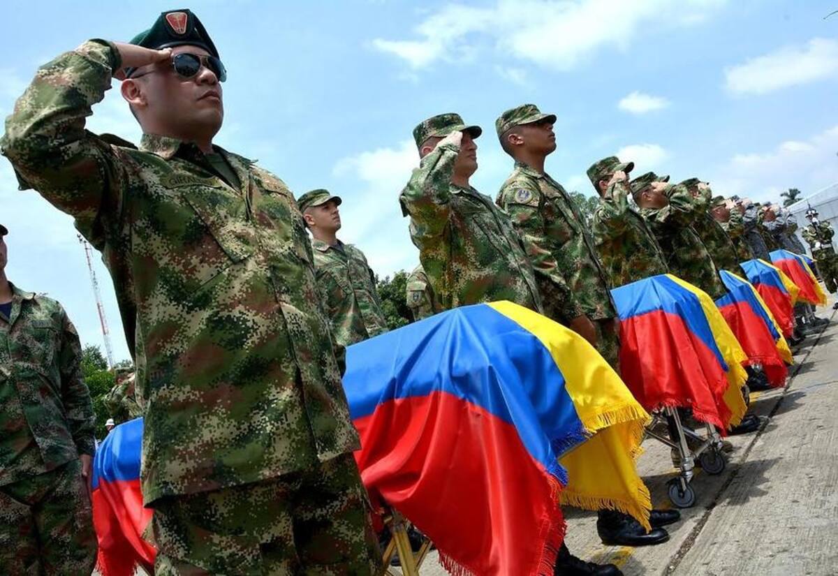 Miembros del Ejército y la Fuerza Aérea despidieron los feretros de los soldados asesinados por las Farc en una emboscada en  Buenos Aires, Cauca.