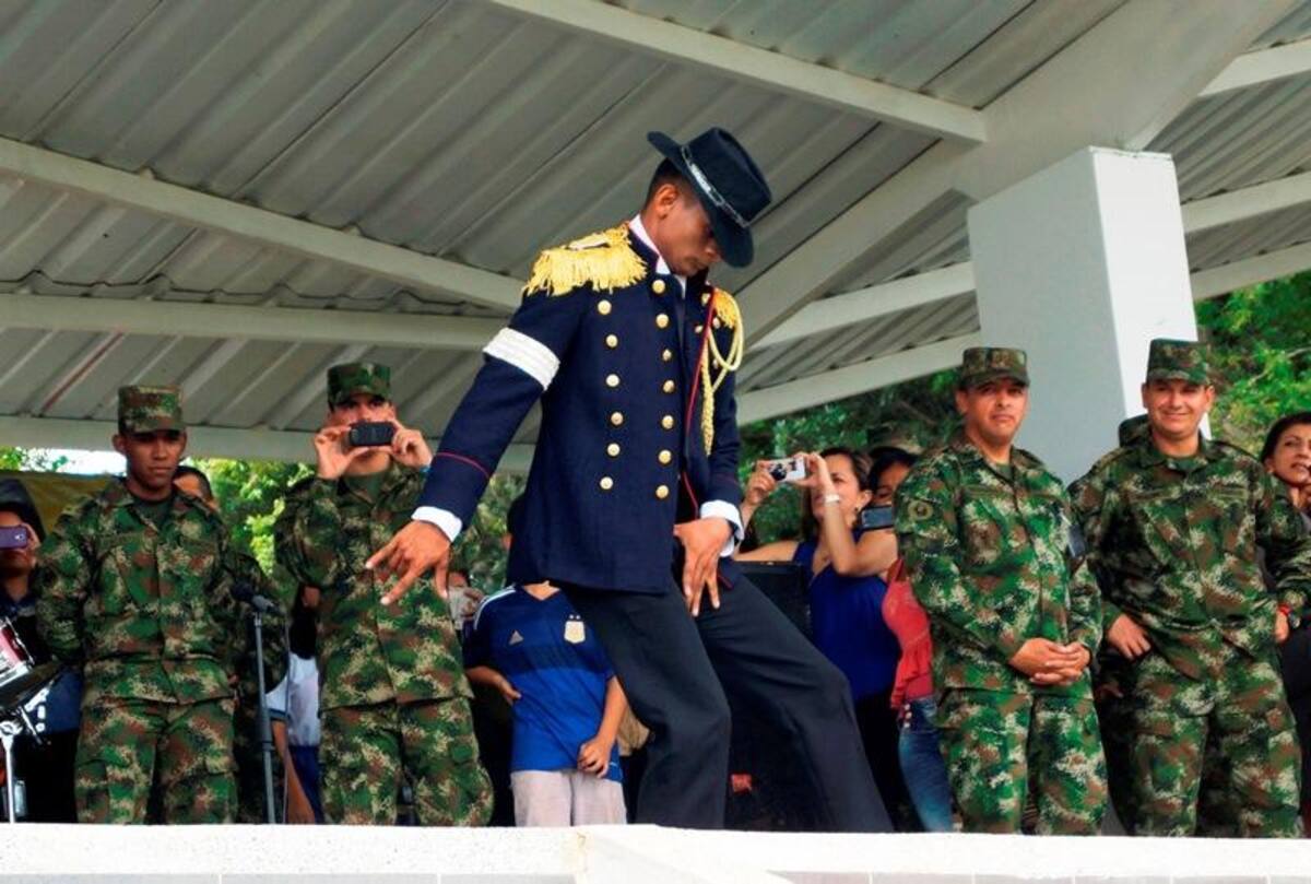Durante el evento, integrantes de la Policía, el Esmad y el Ejército recibieron con emoción a Juanes, le prepararon una presentación musical con vallenato y otra con un Michael Jackson del batallón "Coronel Francisco José de Caldas".