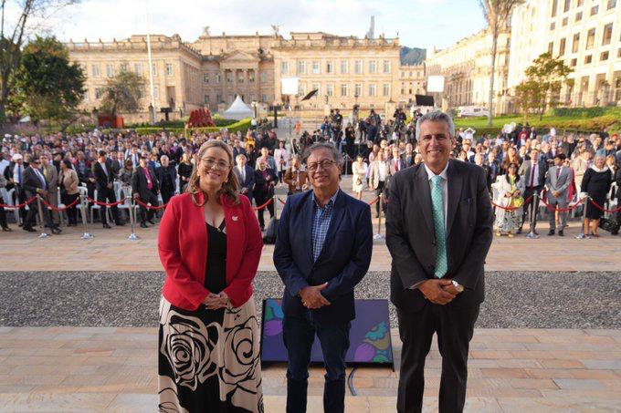 La directora de Asuntos Religiosos del Ministerio del Interior, Amelia Cotes, en compañía del presidente Gustavo Petro y el exministro Luis Fernando Velasco (Foto: Tomada de X)