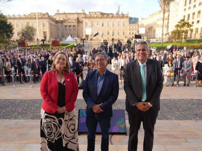 La directora de Asuntos Religiosos del Ministerio del Interior, Amelia Cotes, en compañía del presidente Gustavo Petro y el exministro Luis Fernando Velasco (Foto: Tomada de X)