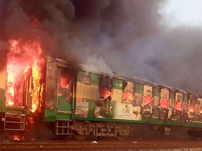 Explosión de gas en tren de Pakistán deja 73 muertos
