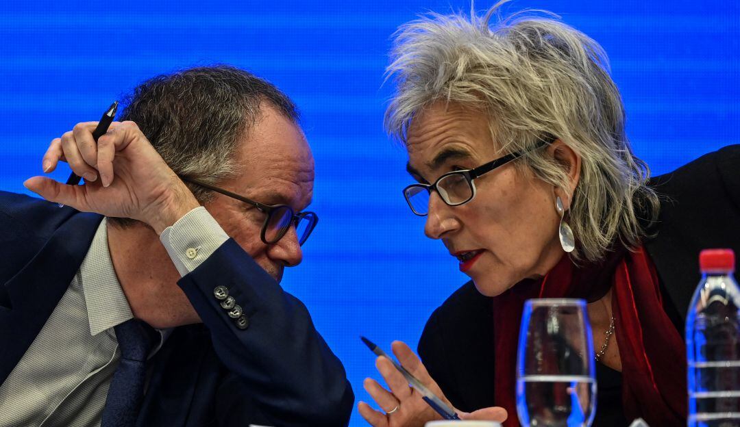 Comisión de investigadores de la OMS en rueda de prensa en Wuhan, China