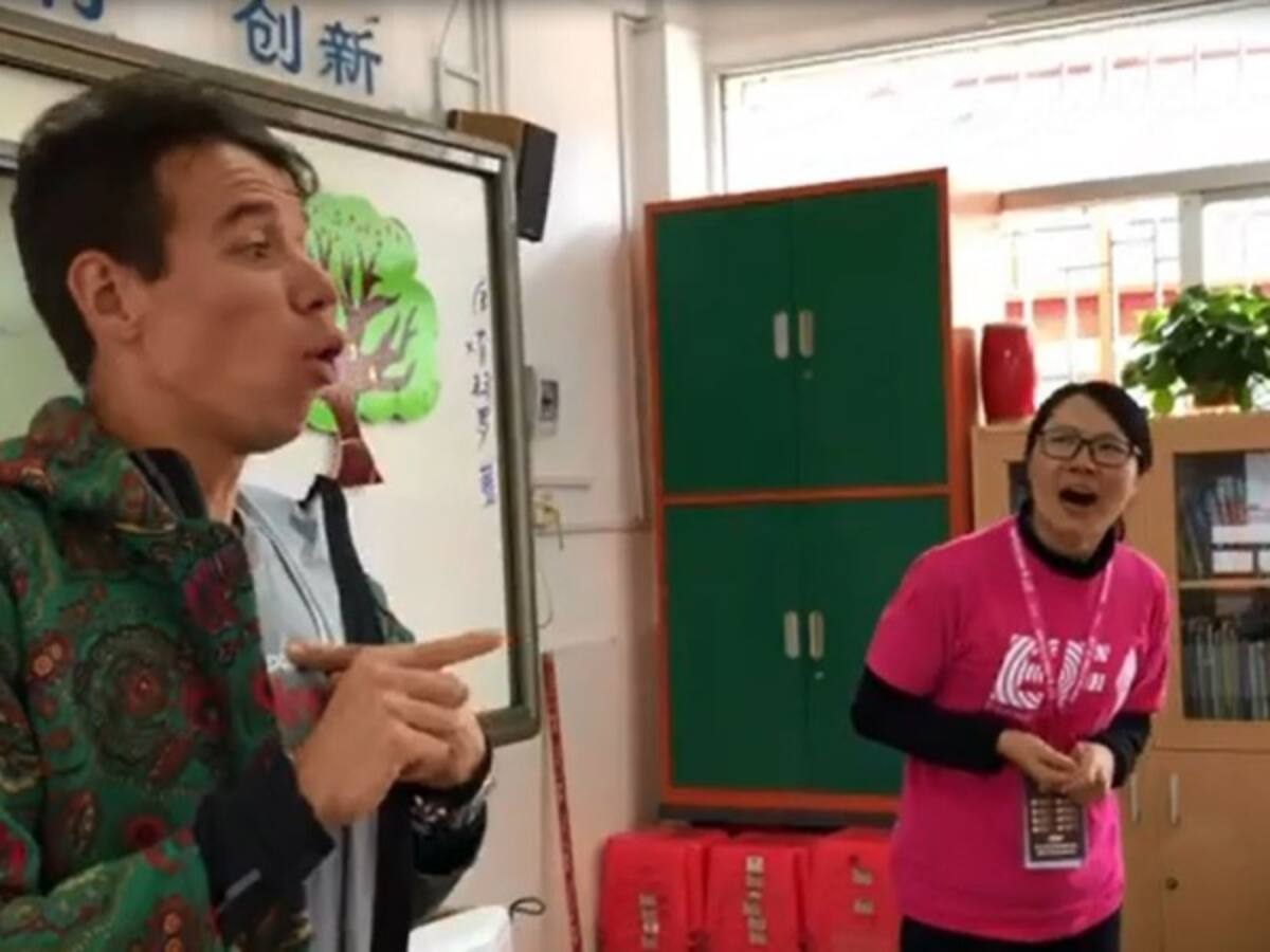Rigoberto Urán supo cómo robarles una risa a niños de un colegio en China
