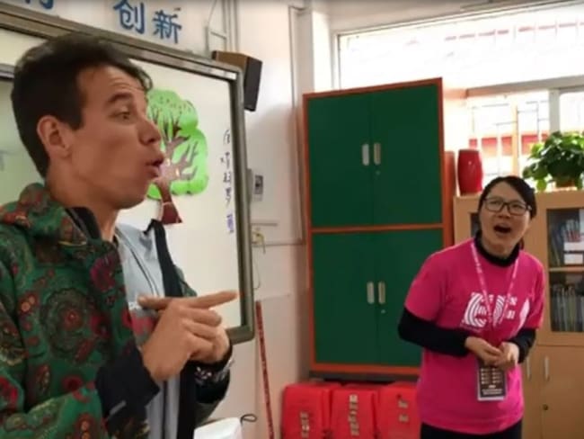Rigoberto Urán supo cómo robarles una risa a niños de un colegio en China