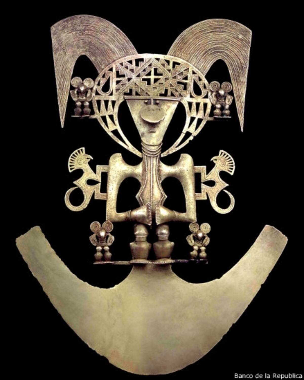 La poca dureza del oro supone que los cascos no se hicieron para que fueran utilizados como protección, sino como una forma de reflejar la luz y, de ese modo, simbolizar que la persona que utilizaba el casco obtenía su fuerza del sol. Este objeto perteneció a la cultura Quimbaya.