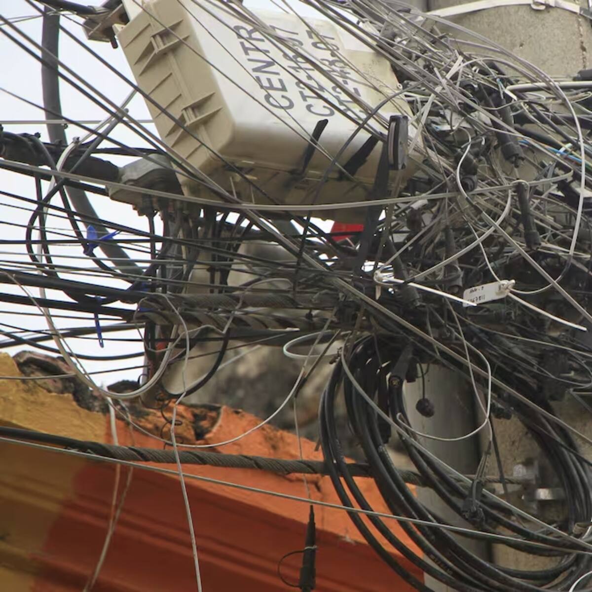 Juzgado de Cartagena admite acción popular contra siete empresas por “telarañas” de cables
