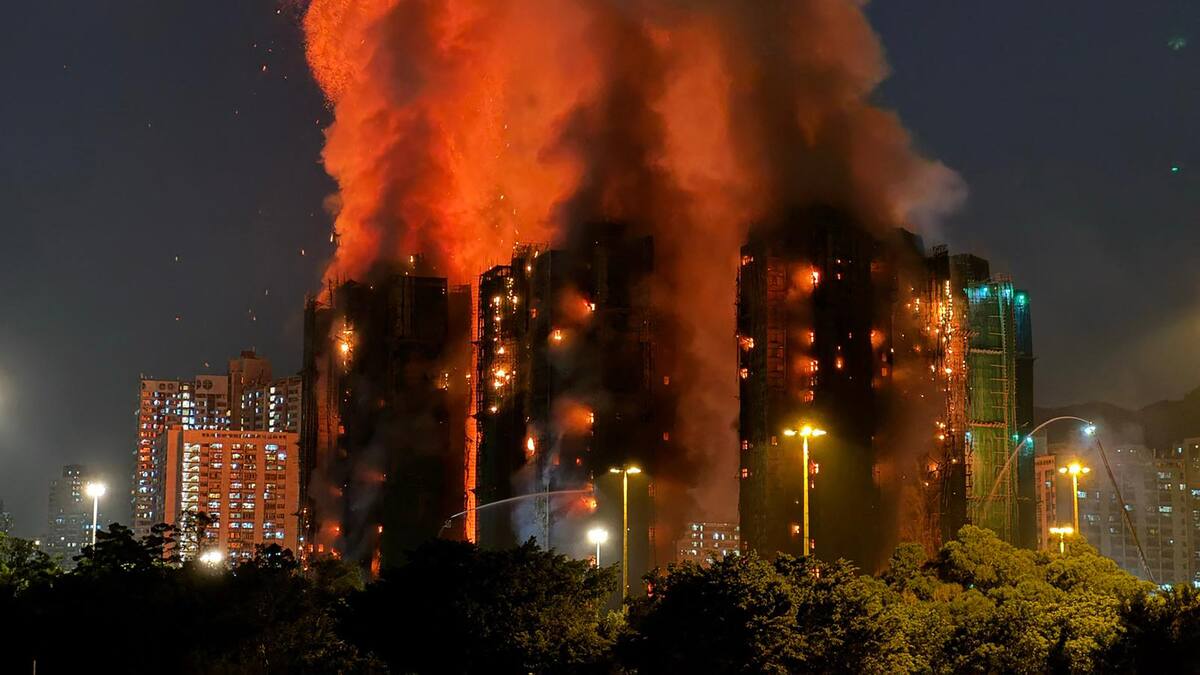 Hong Kong: gran incendio destruye complejo residencial, personas permanecen atrapadas