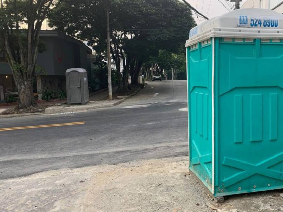 Dejaron botados y cargados baños móviles en plena calle