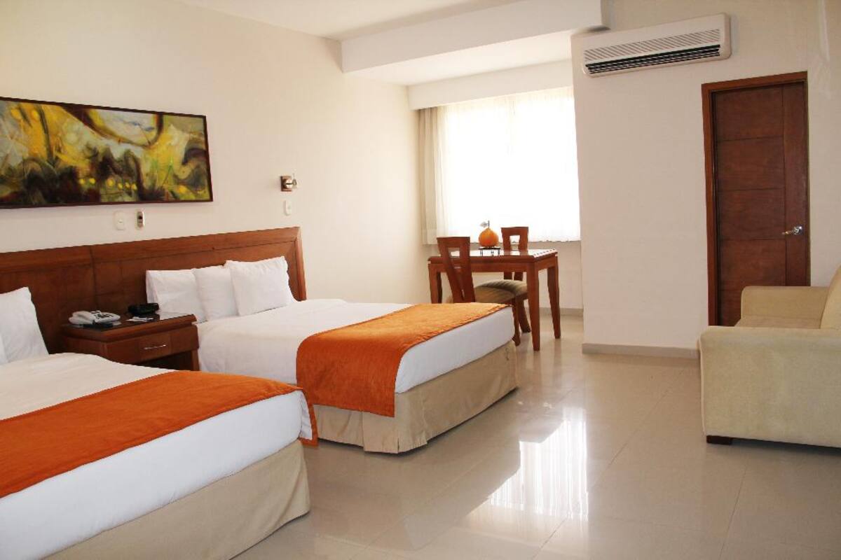 Situado estratégicamente a 10 minutos del aeropuerto Alfonso López, en el mejor sector empresarial y financiero del centro de la ciudad.