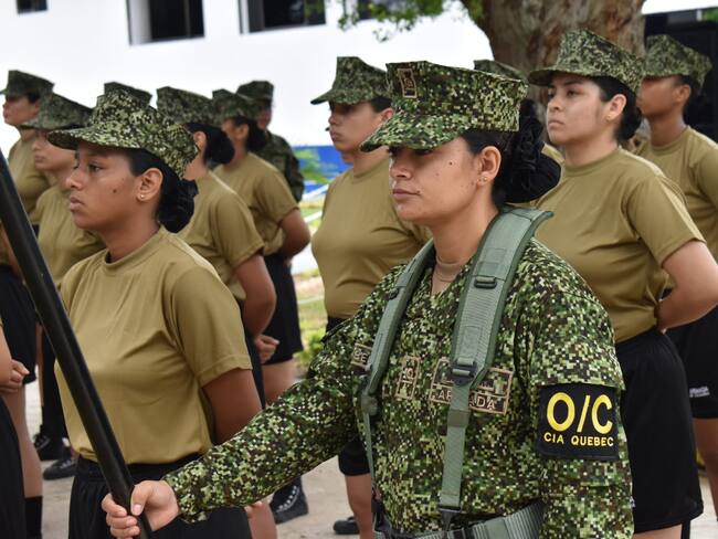 Más mujeres se sumergen en ser militares