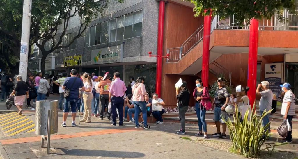 Largas filas para reclamar medicamentos