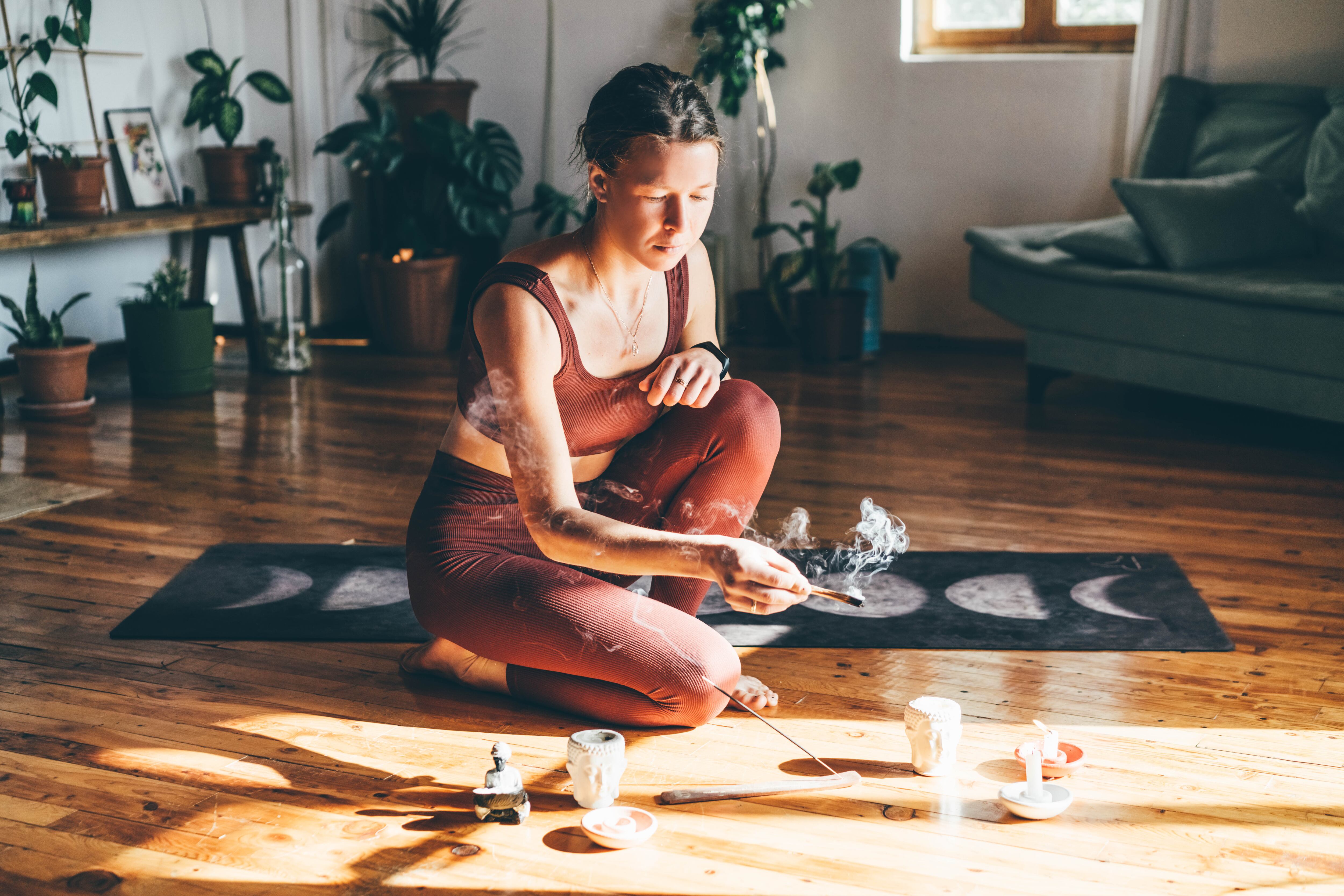 Mujer haciendo rituales/ Imagen de referencia/ Getty Images