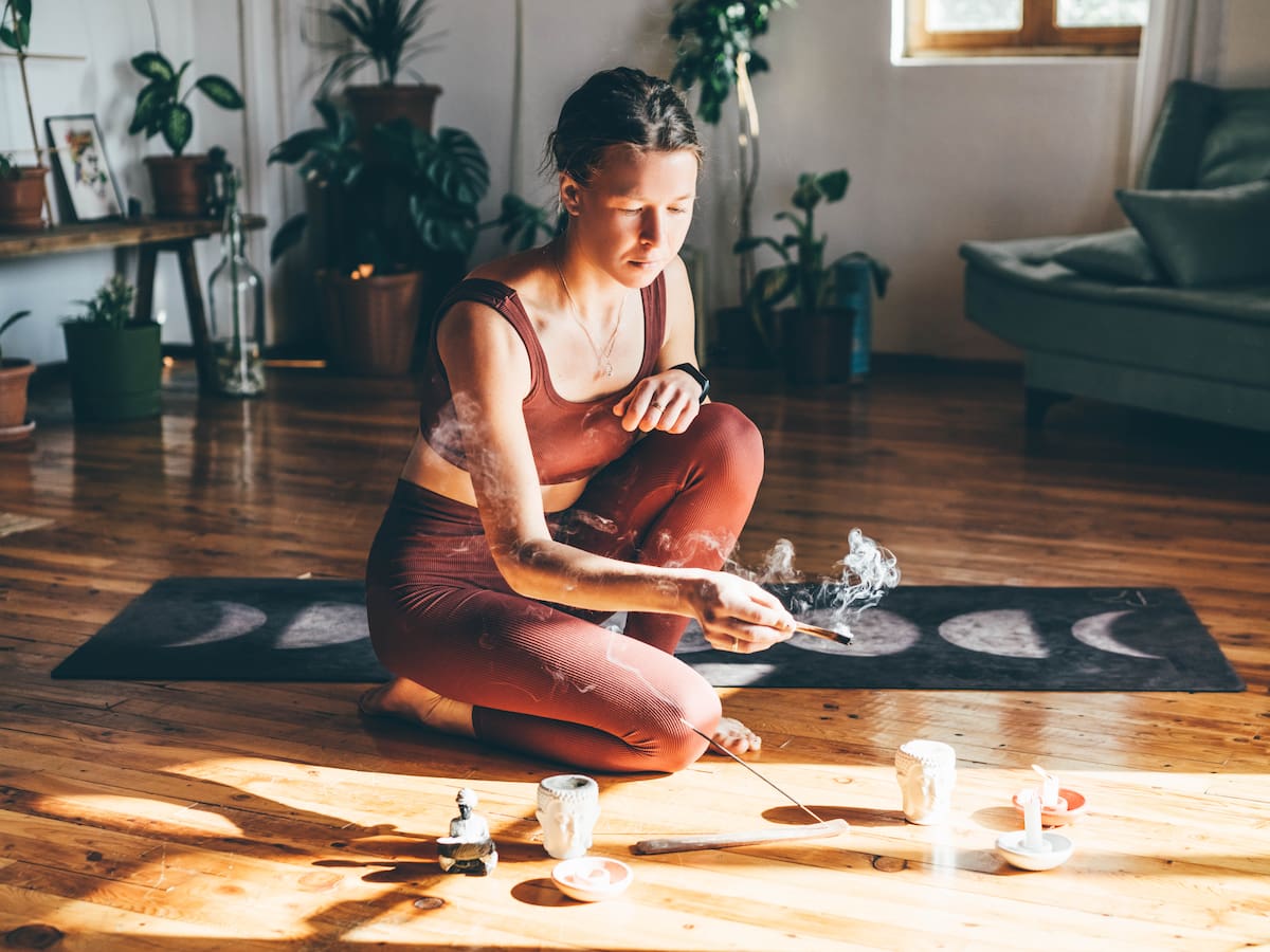 Mejores rituales y amuletos para alejar la envidia en el trabajo, según la astrología
