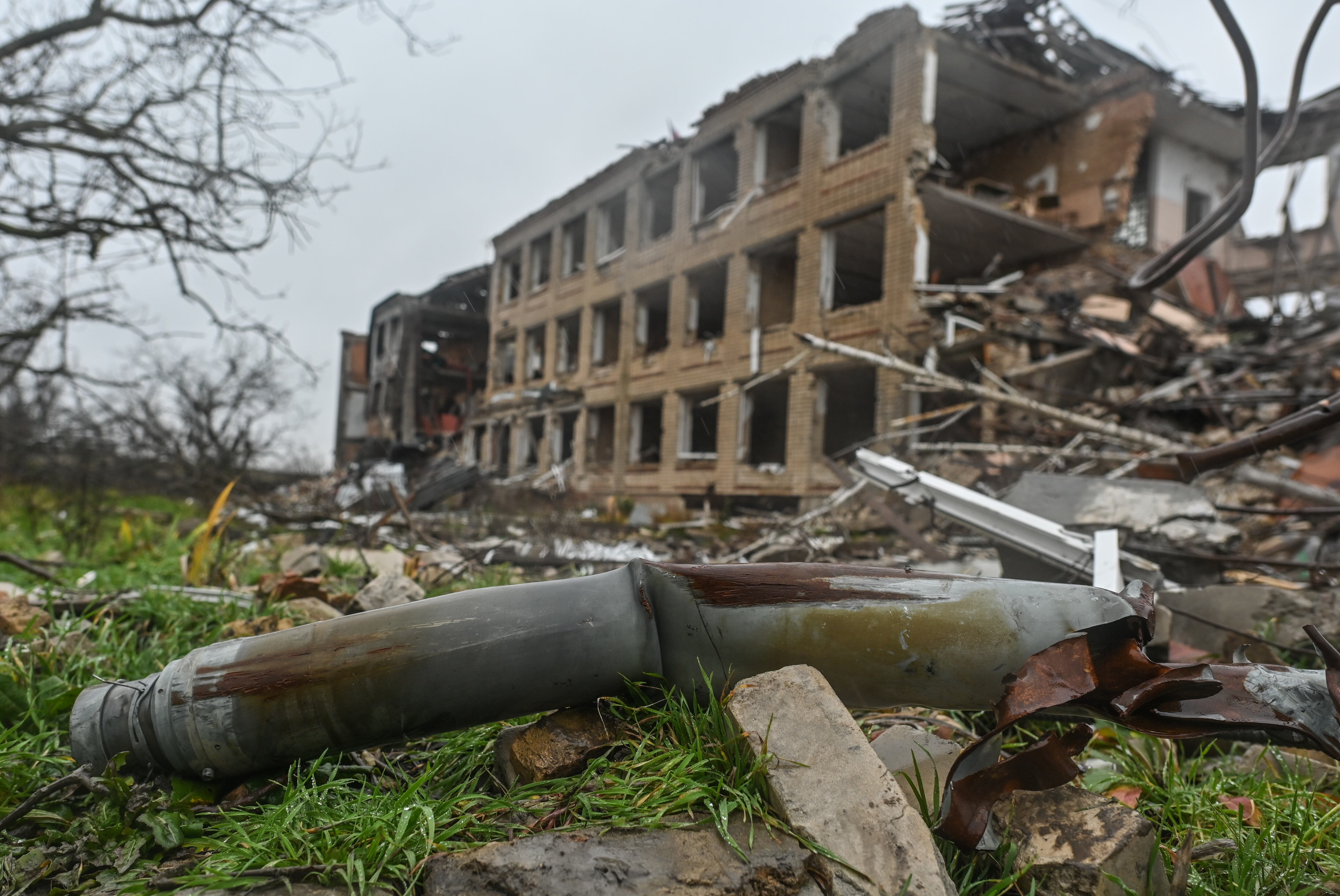 Vista de un proyectil 'Grad' en el terreno de la escuela destruida en Posad-Pokrovske, región de Kherson, Ucrania.