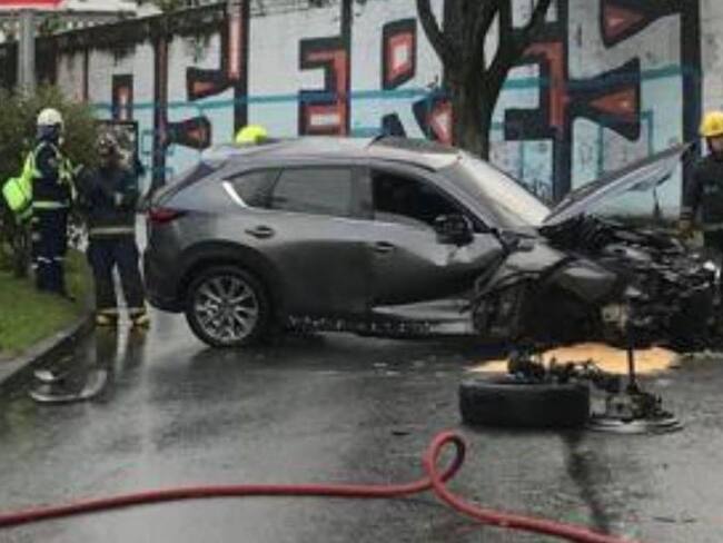 Aparatoso accidente de tránsito se registró en la Avenida Centenario de Manizales. Crédito: Bomberos Manizales.