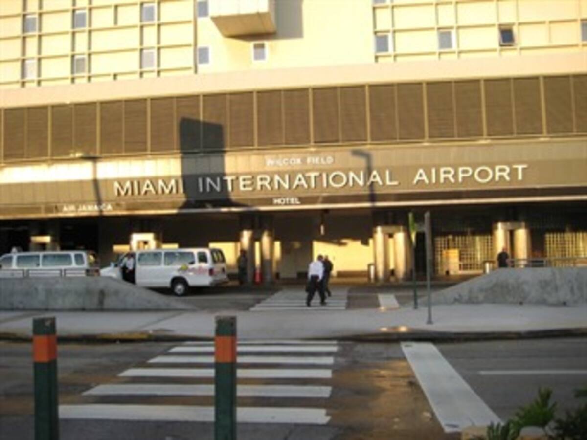 Reabren terminal de aeropuerto de Miami evacuada por alerta de seguridad