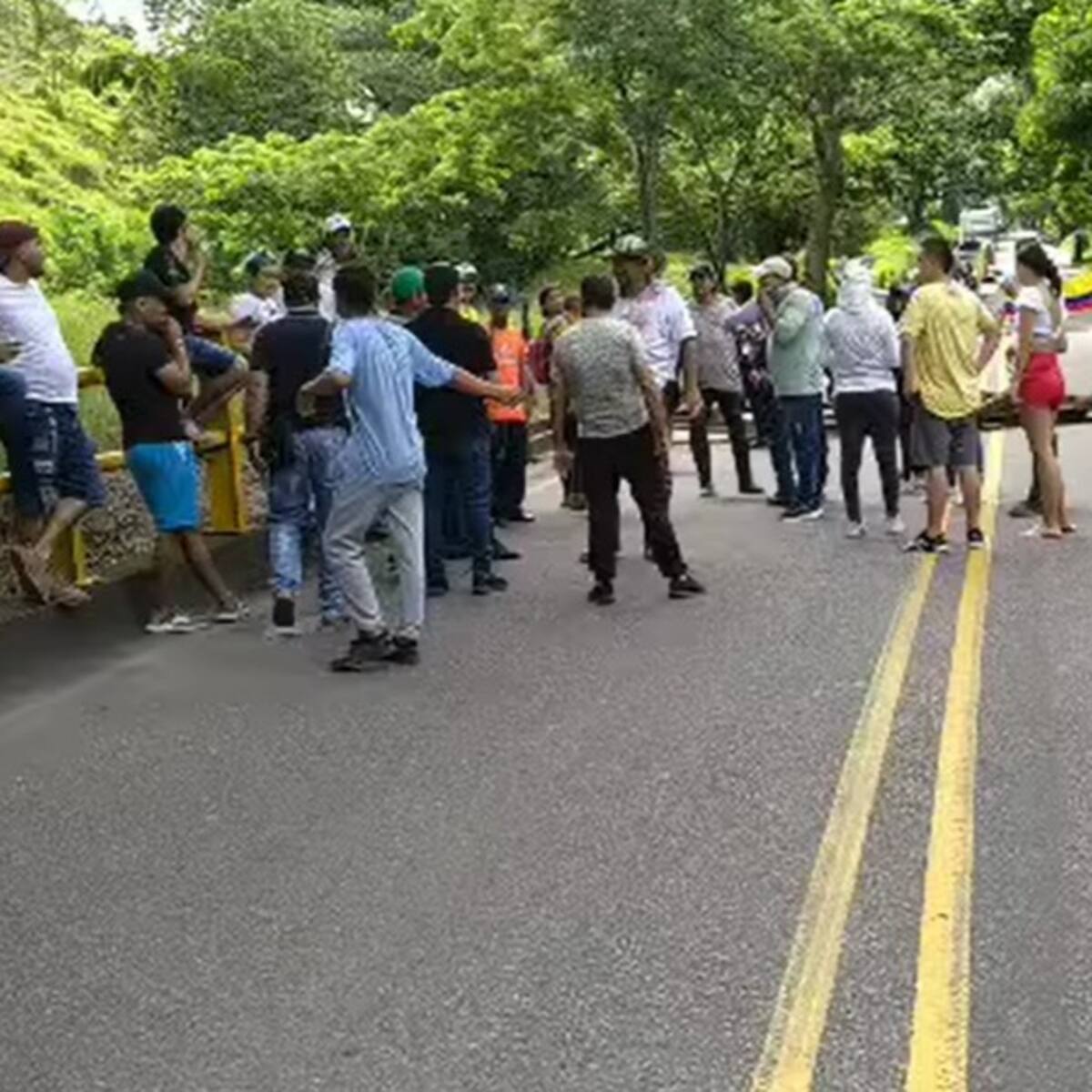 Comunidad bloquea vía a la Costa para rechazar relleno sanitario