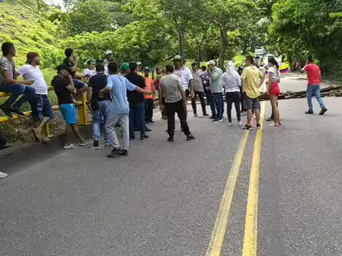 Comunidad bloquea vía a la Costa para rechazar relleno sanitario