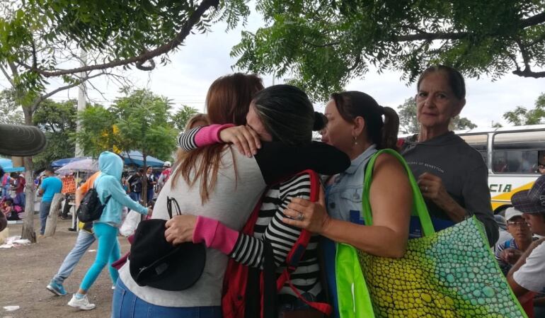 En medio de lágrimas, con miradas a lo lejos, distantes y con el amor de querer seguir unidos pese a la distancia, así se despiden ellos...