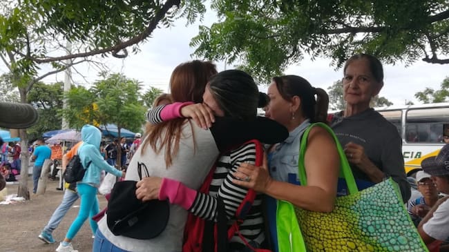 En medio de lágrimas, con miradas a lo lejos, distantes y con el amor de querer seguir unidos pese a la distancia, así se despiden ellos...