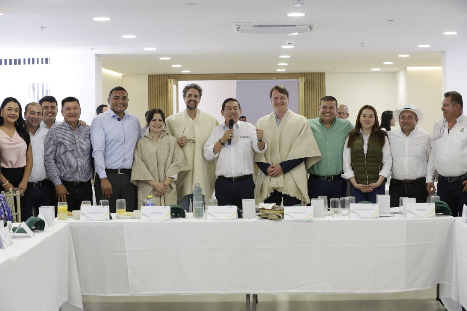 El gobernador de Boyacá, Carlos Andrés Amaya, lideró este encuentro con los representantes del Gobierno de Canarias, España y los alcaldes del Valle de Tenza / Foto: Gobernación de Boyacá.
