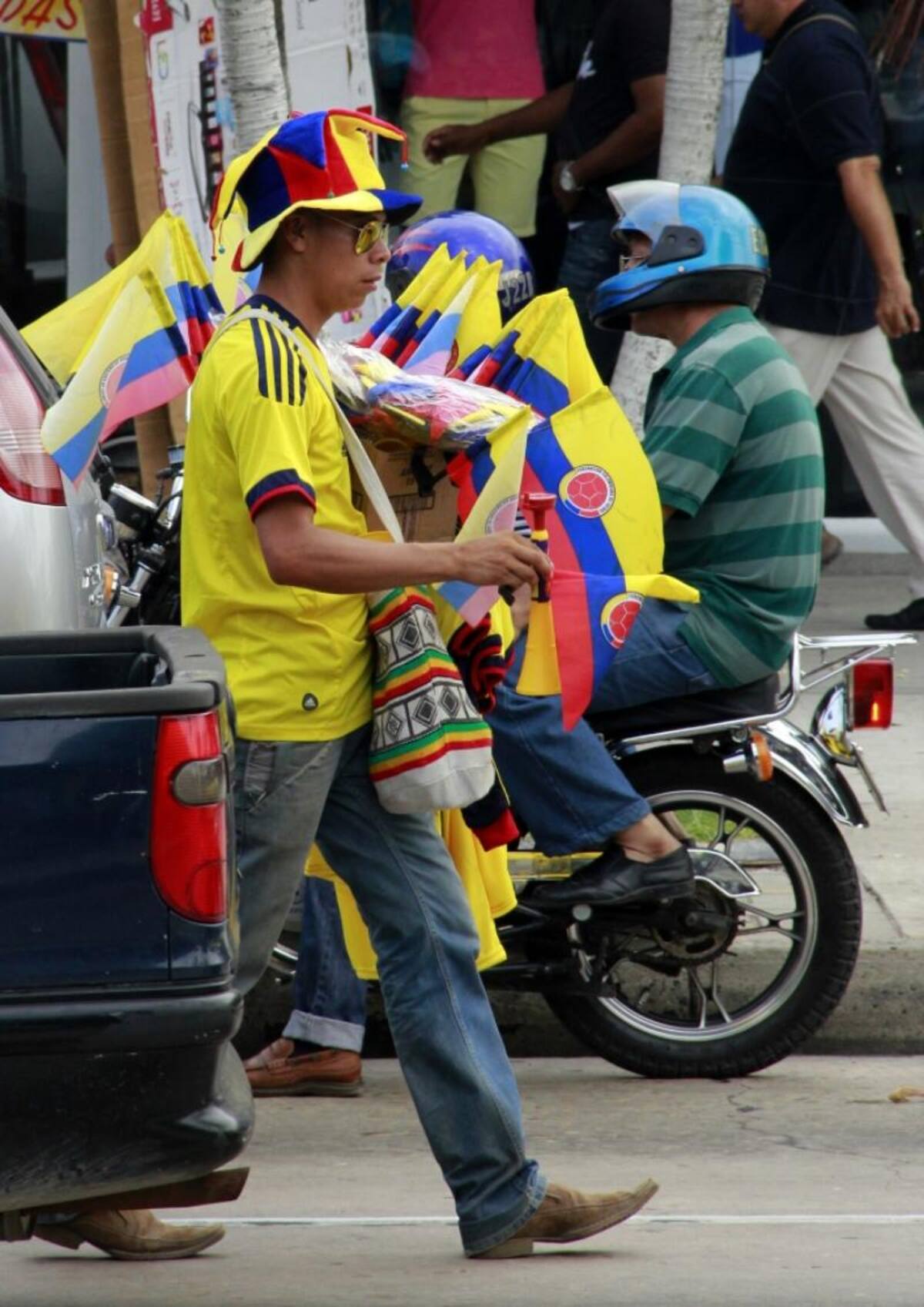 Los hinchas acompañan a la Selección en las calles de la capital del Atlántico y esperan celebrar la clasificación.