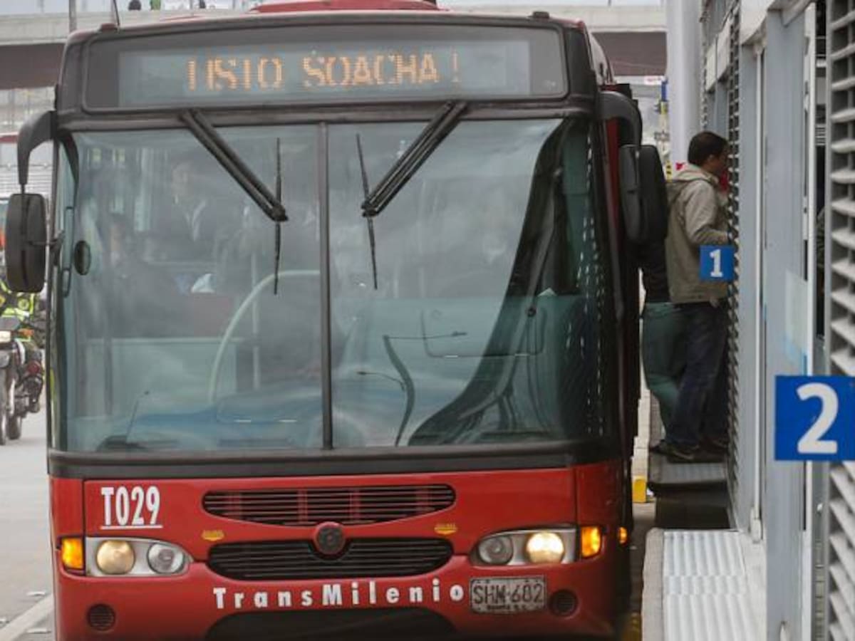 Denuncian intento de soborno a policía por dejar atracar en Transmilenio